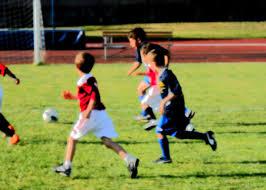 Bambini che giocano a calcio