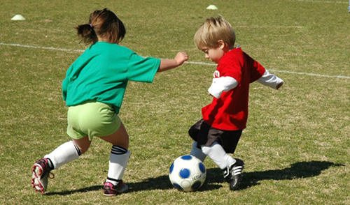 Bambini che giocano a calcio