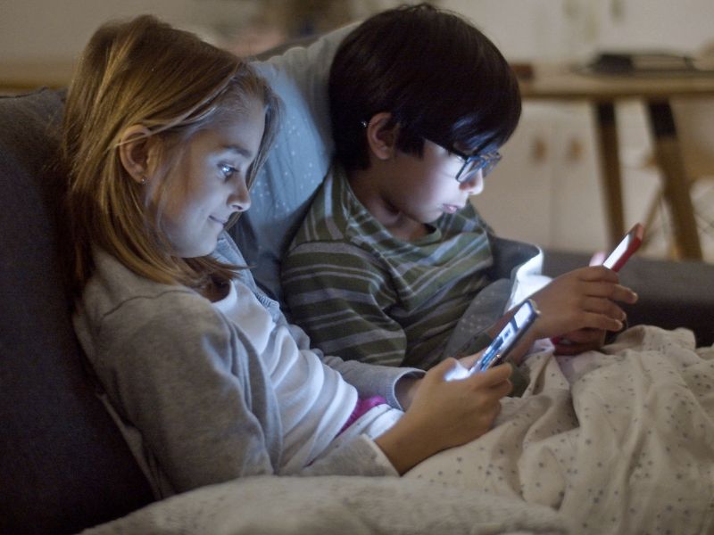 Bambini con smartphone dipendenti
