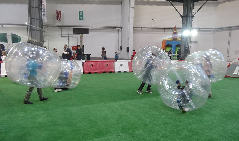 Bubble soccer gioco popolare