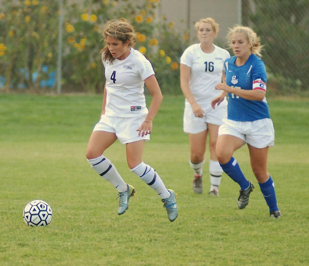 Ragazze che giocano a calcio 