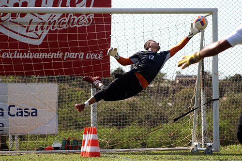 Portiere calcio parata in tuffo