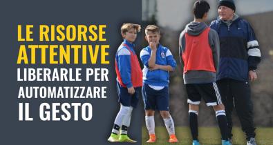 Le risorse attentive gruppo di giocatori con allenatore